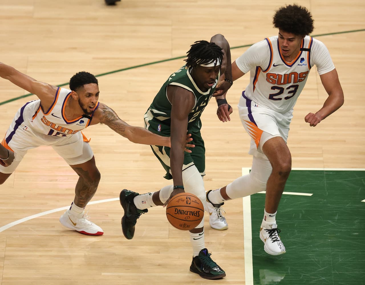 Giannis Antetokounmpo estuvo en plan grande y guió a los Bucks a vencer a Phoenix y anotarse su primer triunfo en las Finales.