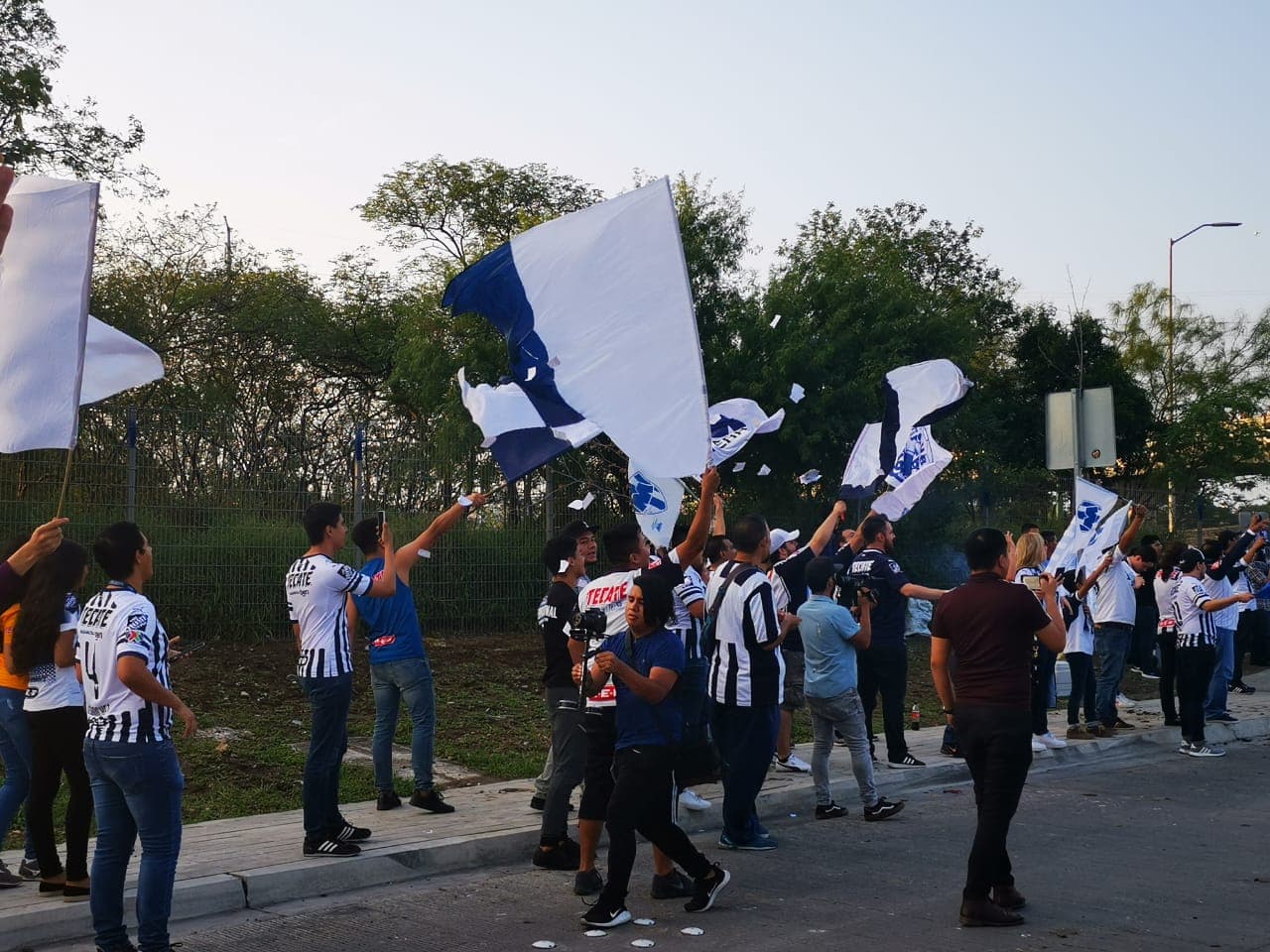 Este es el color de la Semifinal del Clausura 2019 entre Rayados del Monterrey y Tigres de la UANL en una edición más del Clásico Regio. Las aficiones de los dos equipos acudieron al llamado y no iban a perderse la ocasión de apoyar a sus amados clubes en el BBVA.