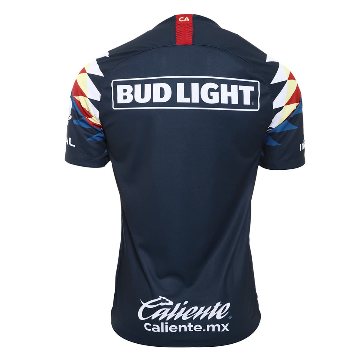 Después de varios rumores y filtraciones, por fin se dio a conocer la primera de las playeras del América para la próxima temporada. Como en el antepasado curso, los patrones de plumas de Águila vuelven en este jersey de visitante con los colores característicos del club.