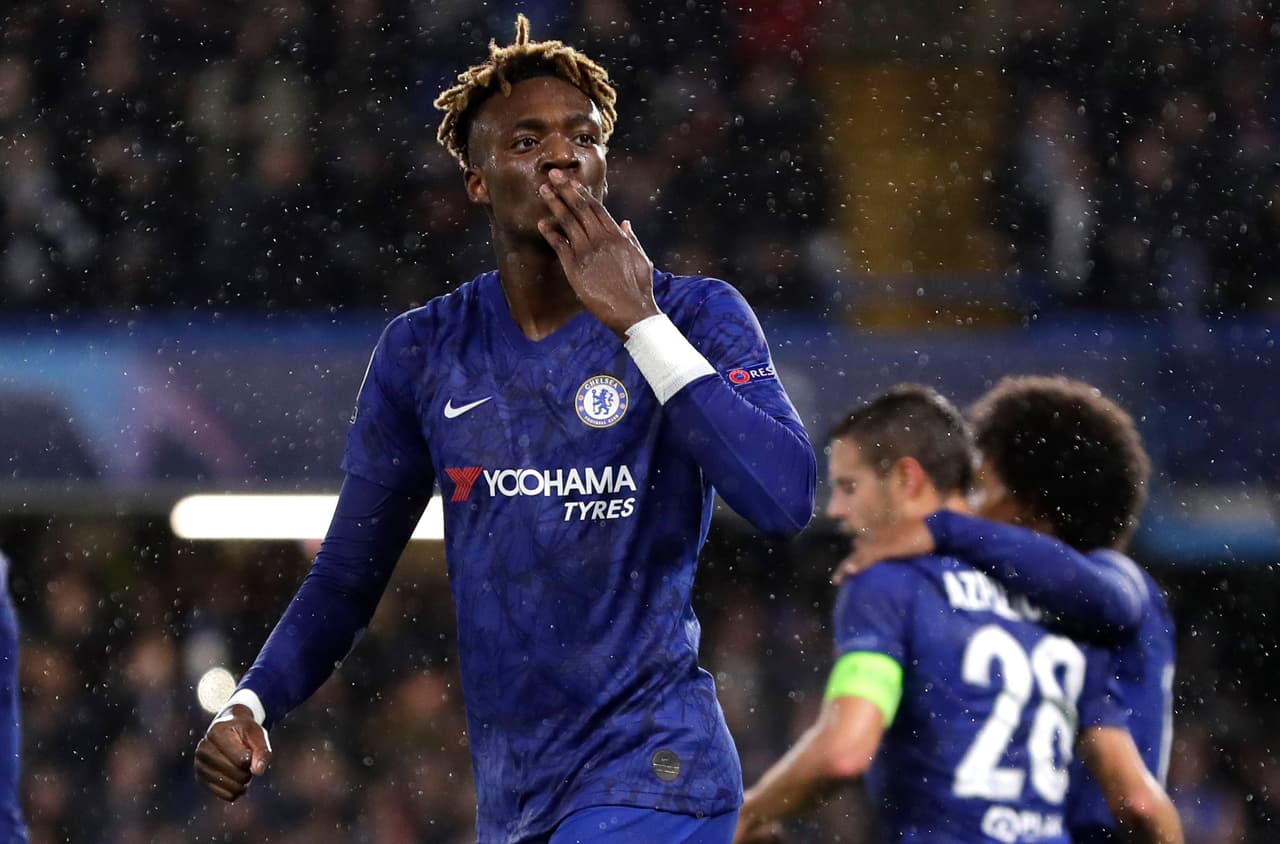 Tammy Abraham del Chelsea celebra su gol que abre el marcador ante el Lille.