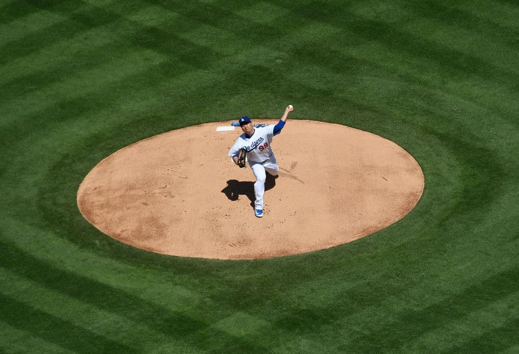 Por los Dodgers abrió el surcoreano Hyun-Jin Ryu (1-0) y se apuntó el triunfo luego de transitar 6-0 entradas en las que permitió una sola carrera, no dio pasaportes y ponchó a ocho.