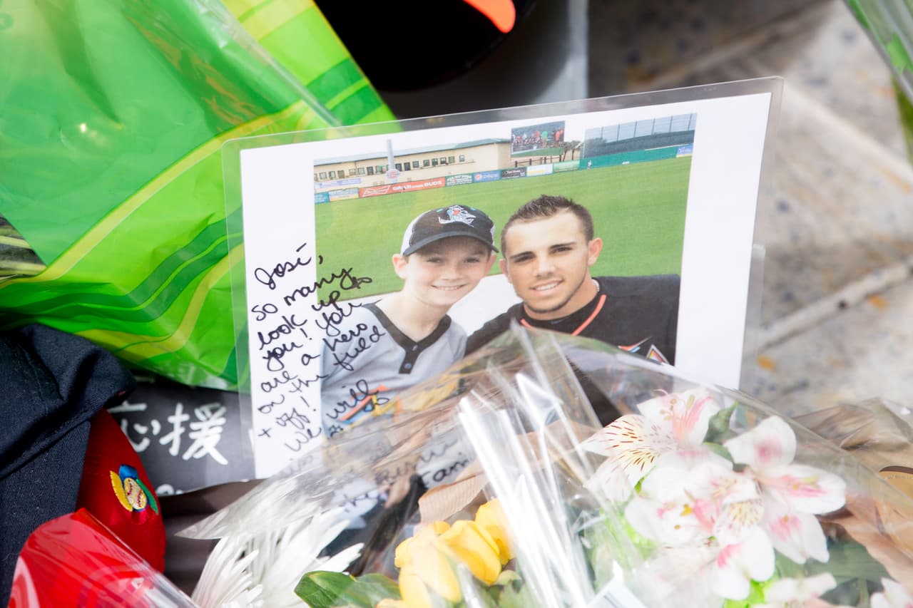 Algunos dejaron fotos autografiadas y pelotas, en el pequeño altar improvisado donde fanáticos de los Marlins y gente de Little Havana expresó su dolor por la muerte de José Hernández.