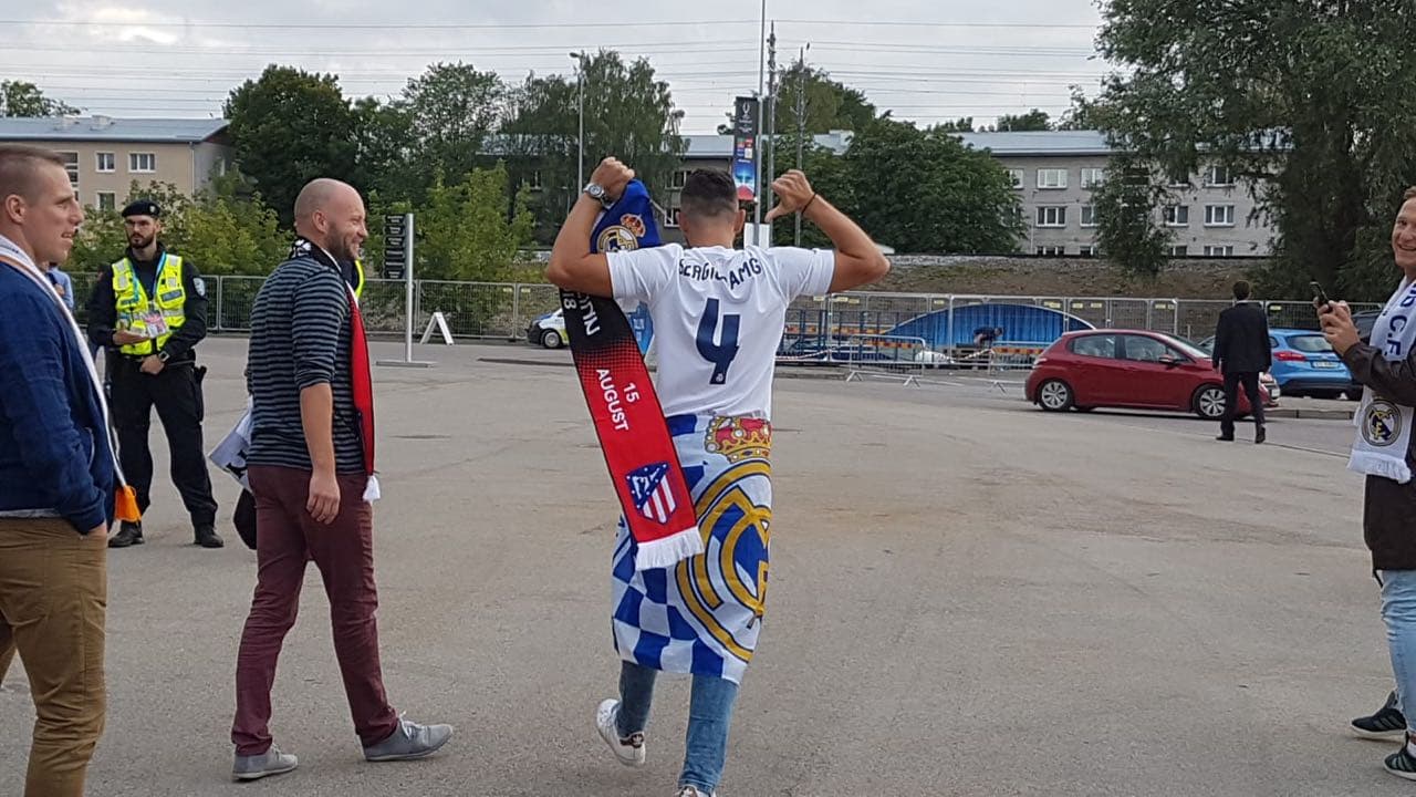 Los fanáticos del Real Madrid comenzaban a aparecer en los alrededores del recinto deportivo y muchos llevaban con orgullo la playera de Sergio Ramos, su capitán.