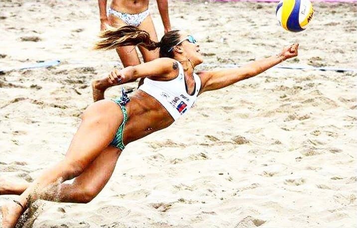 Aquí se muestra el amor por el deporte y su calidad como jugadora de voleibol.