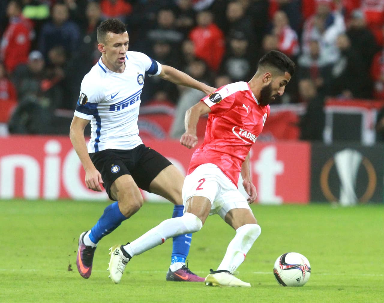 Hapoel's Ben Bitton (R) vies for the ball with Inter Milan's Ivan Perisic during the UEFA Europa League group K football match between Israel's Hapoel Beer Sheva and Italy's Inter Milan, on November 24, 2016, at the Turner Stadium in the Israeli southern city of Beer Sheva. / AFP / GIL COHEN-MAGEN (Photo credit should read GIL COHEN-MAGEN/AFP/Getty Images)