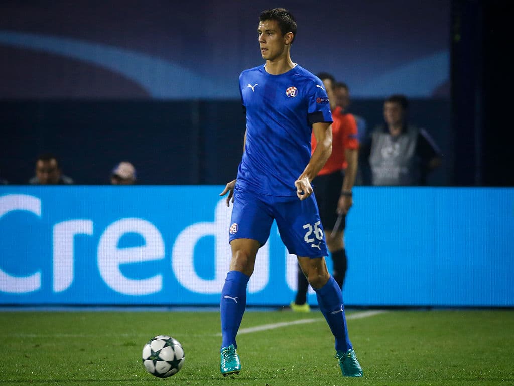 Filip Benkovic, defensa de 21 años del Dinamo de Zagreb, es nuevo jugador de Leicester, que pagó 15 millones de euros por su fichaje, que deja abierta la salida de Harry Maguire al Manchester United.