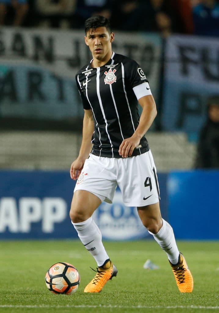 El guaraní viene de Corinthians en Brasil y esta será su primera experiencia en Europa, algo que podría invitar a creer en la importancia de 'Chicharito' para compartirle su experiencia.