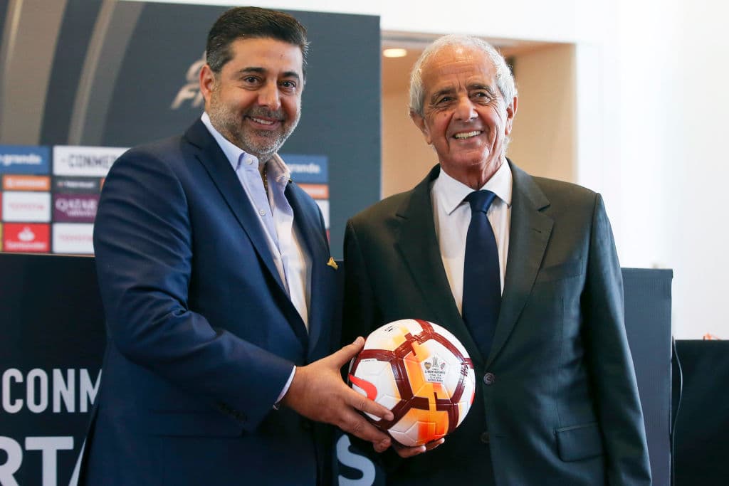 Lo primero será la reunión de los presidentes de Boca Juniors Daniel Angelici (izquierda) y Rodolfo D'Onofrio (derecha) en la Conmebol para definir cuándo y bajo qué condiciones se disputará el partido.