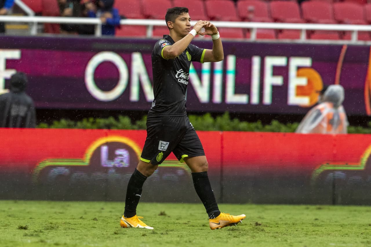 Con un penal que se cobró 2 veces y al minuto 100, Chivas venció a Necaxa.