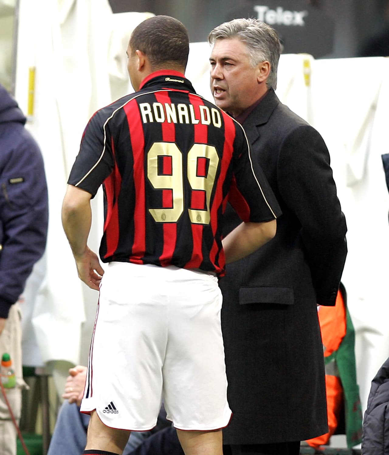 El doble 9, o 99, de Ronaldo en el A.C. Milan lo tomó ya que su número tradicional no estaba disponible.