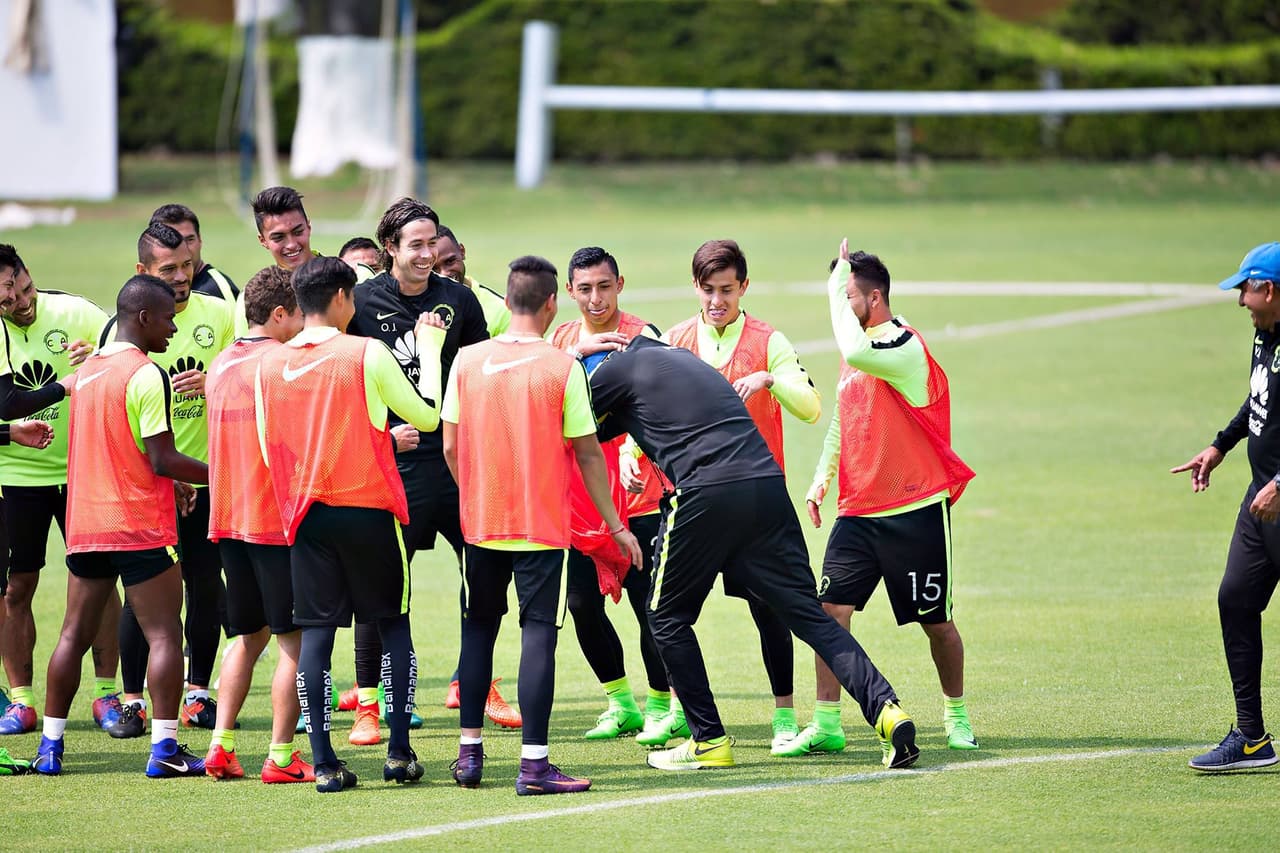 El técnico del América cumplió 65 años y en las instalaciones del club le cantaron las famosas ‘Mañanitas’ y se llevó un pastelazo por parte de todos los jugadores, así como la clásica ‘fila india’.