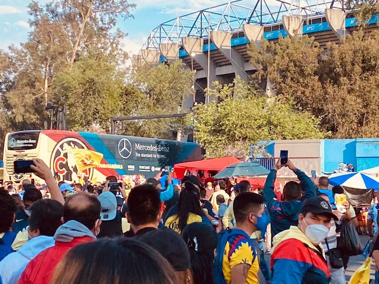 Cientos de aficionados azulcremas se dieron cita en el coloso de Santa Úrsula para recibir y apoyar a su equipo en busca de la remontada ante Pachuca.