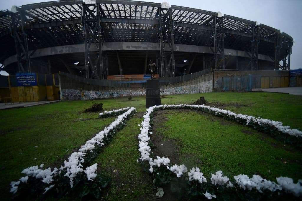 Napoles le rinde homenaje también afuera del estadio que lleva el nombre del astro argentino.