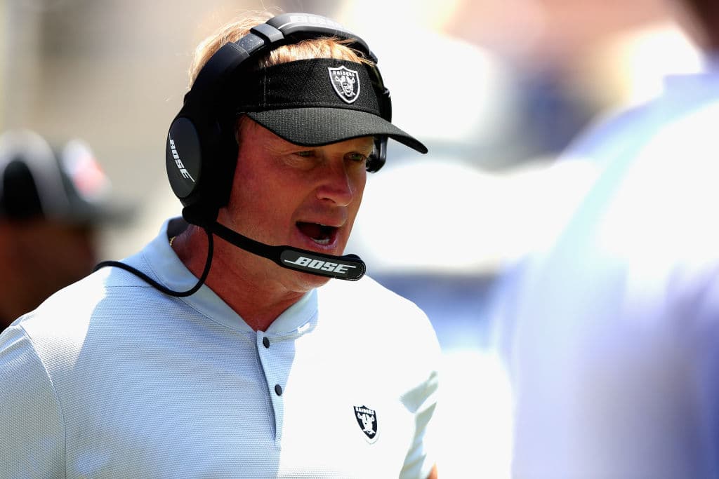 La llegada de John Gruden como coach eleva el ánimo y las esperanzas, pero recordemos que tiene una década 'oxidado' y la preocupación principal es a qué Derek Carr veremos como QB en 2018.