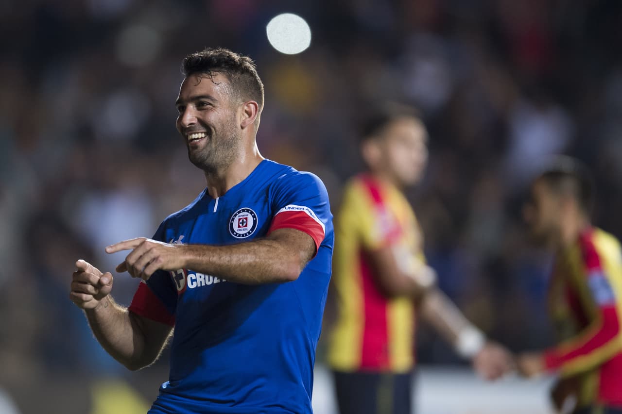 Cruz Azul aseguró el primer lugar con un triunfo de visitante 2-0 contra Morelia en el estadio Morelos en la Jornada 17 del Apertura 2018, con lo que se prepara para la Liguilla con toda ventaja.