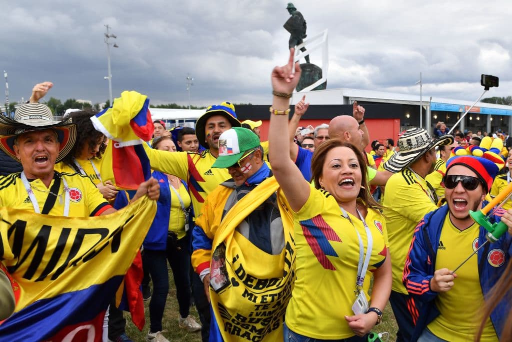 Los fanáticos en Moscú prendieron la fiesta del duelo de octavos de final entre Colombia e Inglaterra, con un colorido que marca la definición del último clasificado a cuartos de final en Rusia 2018.