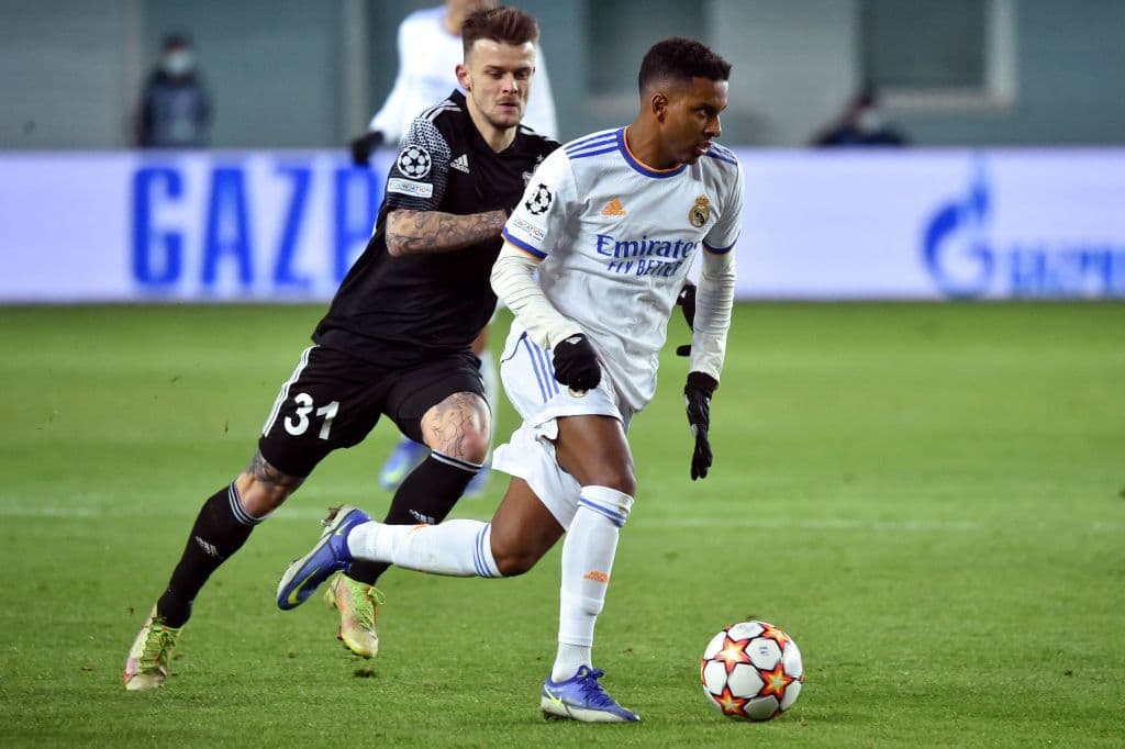 Real Madrid derrota 3-0 al Sheriff Tiraspol con anotaciones de David Alaba (30'), Toni Kroos (45+1') y Karim Benzema (55'), poniéndose como líderes de grupo y asegurando su clasificación a la siguiente ronda de la UEFA Champions League.