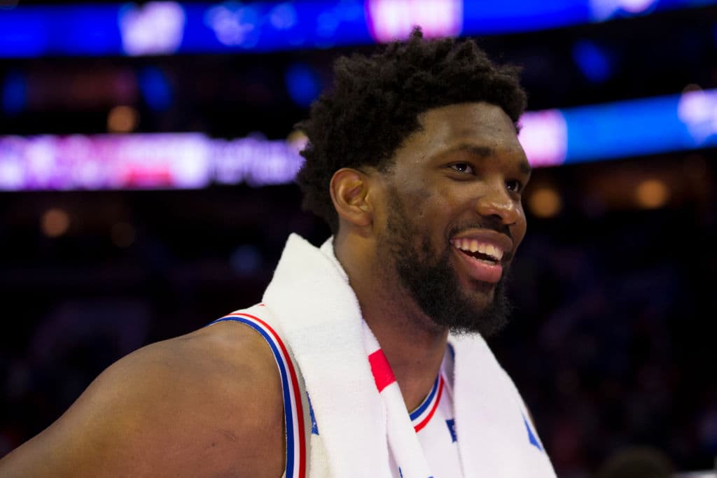 Los Philadelphia 76ers se negaron a ser eliminados en casa al vencer 112-101 a los Toronto Raptors en el Juego 6 de su serie de Playoffs de segunda ronda en la Conferencia del Este en la NBA y con esto forzaron al séptimo y definitivo encuentro, que habrá de jugarse el domingo próximo. Jimmy Butler anotó 25 puntos y Ben Simmons aportó 21 para que los Sixers alarguen la serie en Canadá.