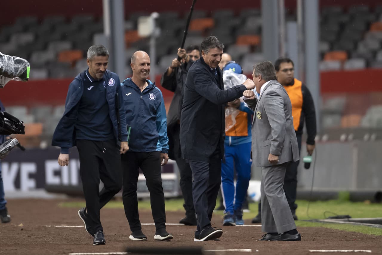 El coronavirus obliga a todos evitar saludarse con las manos. Así fue el encuentro entre Siboldi y el 'Piojo' Herrera.