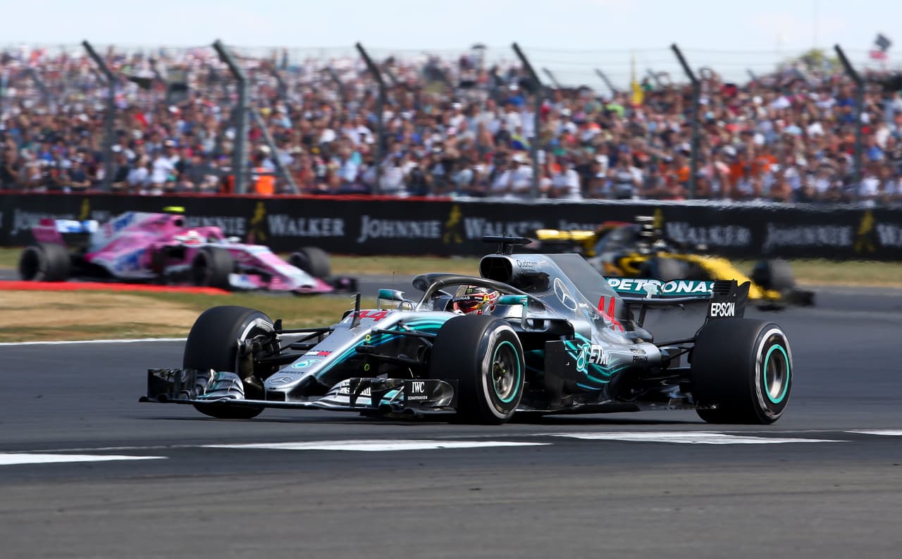 El británico Lewis Hamilton, de Mercedes, sufrió un aparatoso choque por parte del finlandés de Ferrari Kimi Raikkonen, por lo que tuvo que remontar posiciones desde el último lugar.