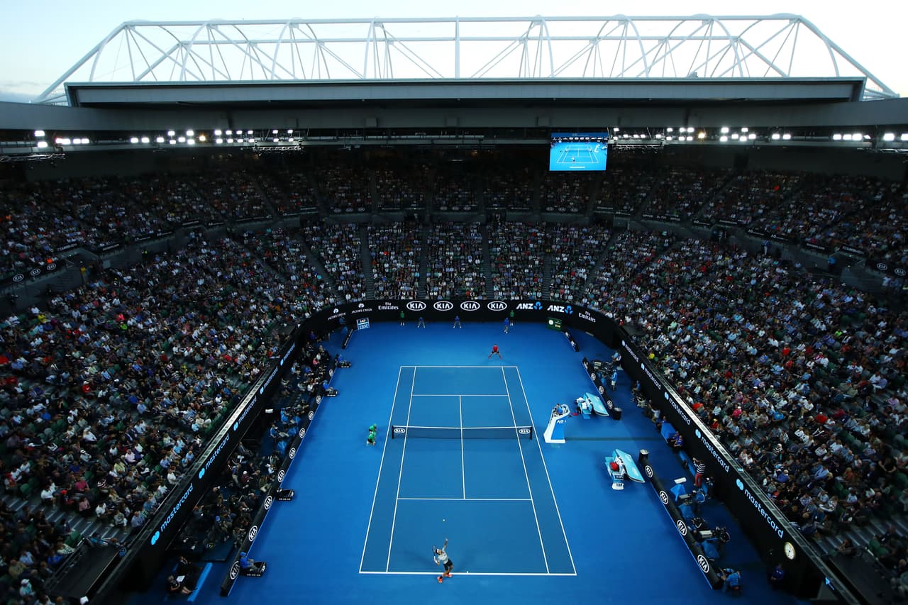 Animado por los casi 15.000 aficionados de la Rod Laver Arena, Roger convirtió el Día de Australia en el "Día de Federer", pues el público que acudió al recinto se decantó descaradamente hacia el jugador de Basilea, que jamás había disputado un partido a cinco sets completos con el de Lausana en 21 duelos anteriores.