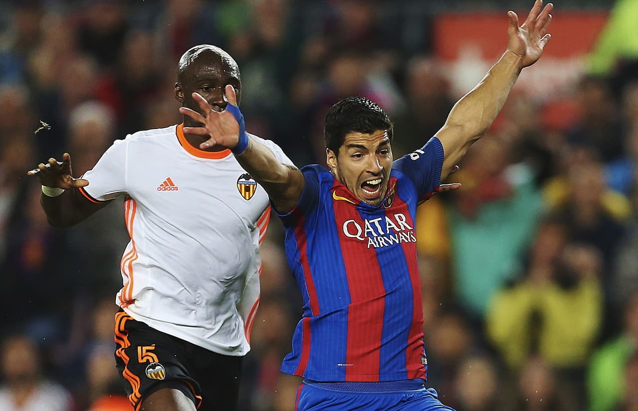 Mangala, que había sido amonestado al minuto 39, provocó una falta contra Luis Suárez en el área y ello generó un penalti a favor del local en el minuto 44.