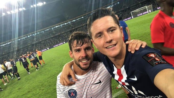 Los españoles Juan Bernat y Ander Herrera celebran el triunfo.