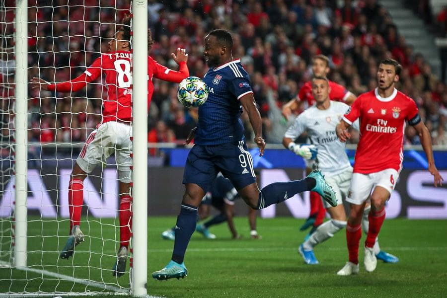 Benfica 2-1 Lyon. Silva y Pizzi hicieron los goles del Benfica; Memphis anotó para el Lyon.