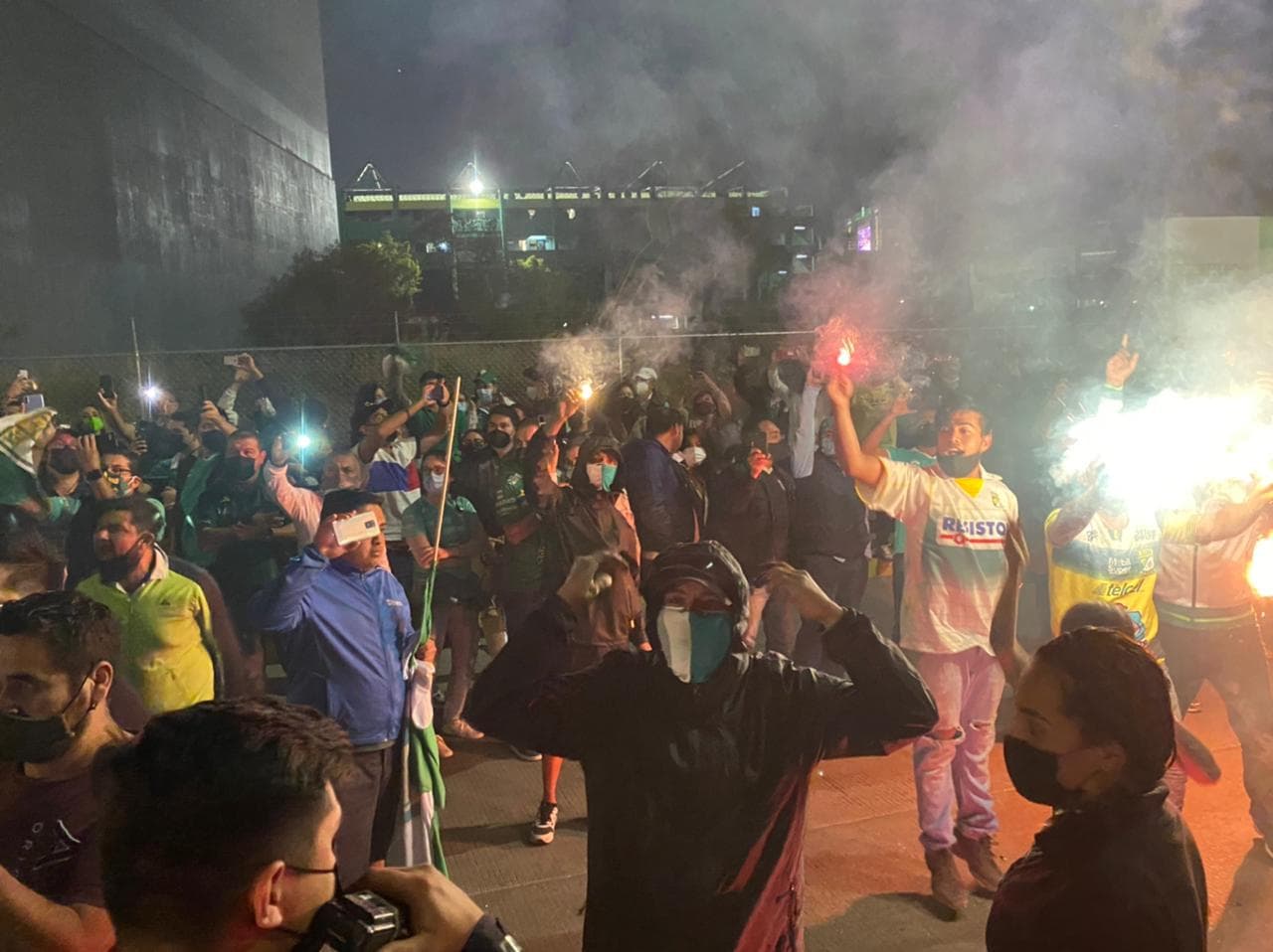Los equipos llegan al estadio y son recibidos por miles de aficionados de la fiera, que quieren ver a su equipo levantar la novena copa de Liga MX.