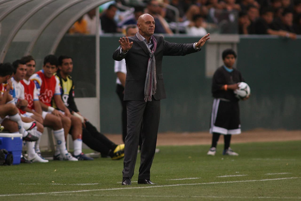 Con el rebaño angelino no consiguió los resultados esperados, e incluso aseguró que la plantilla que tenía no era ni siquiera lo suficientemente buena para jugar en la MLS.