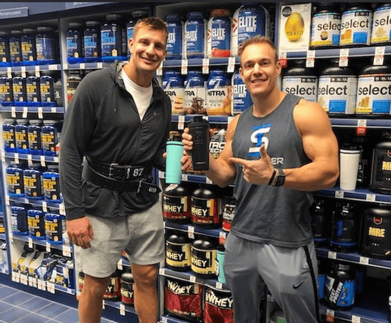 Gronkowski, a "cuatro malteadas de proteína" de su peso ideal