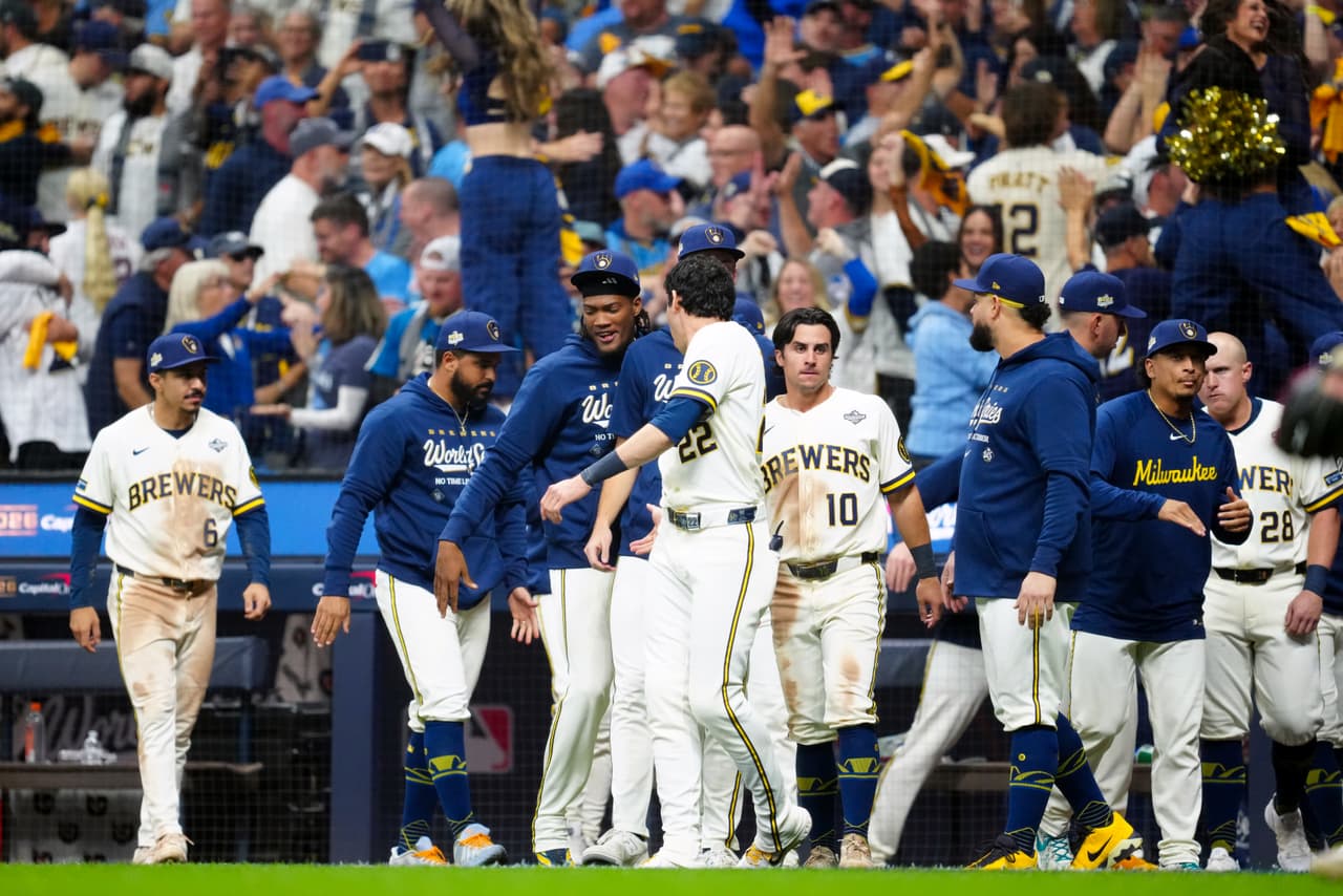 Jonathan Aranda luce, pero Milwaukee se lleva el primero en un juegazo para abrir la Serie Mundial 2026