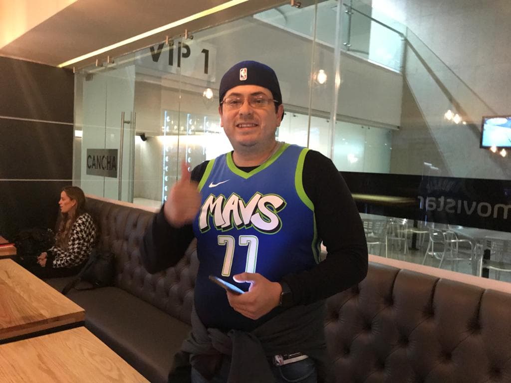 La afición mexicana luce diferentes jerseys, desde LeBron James hasta el de Najera.