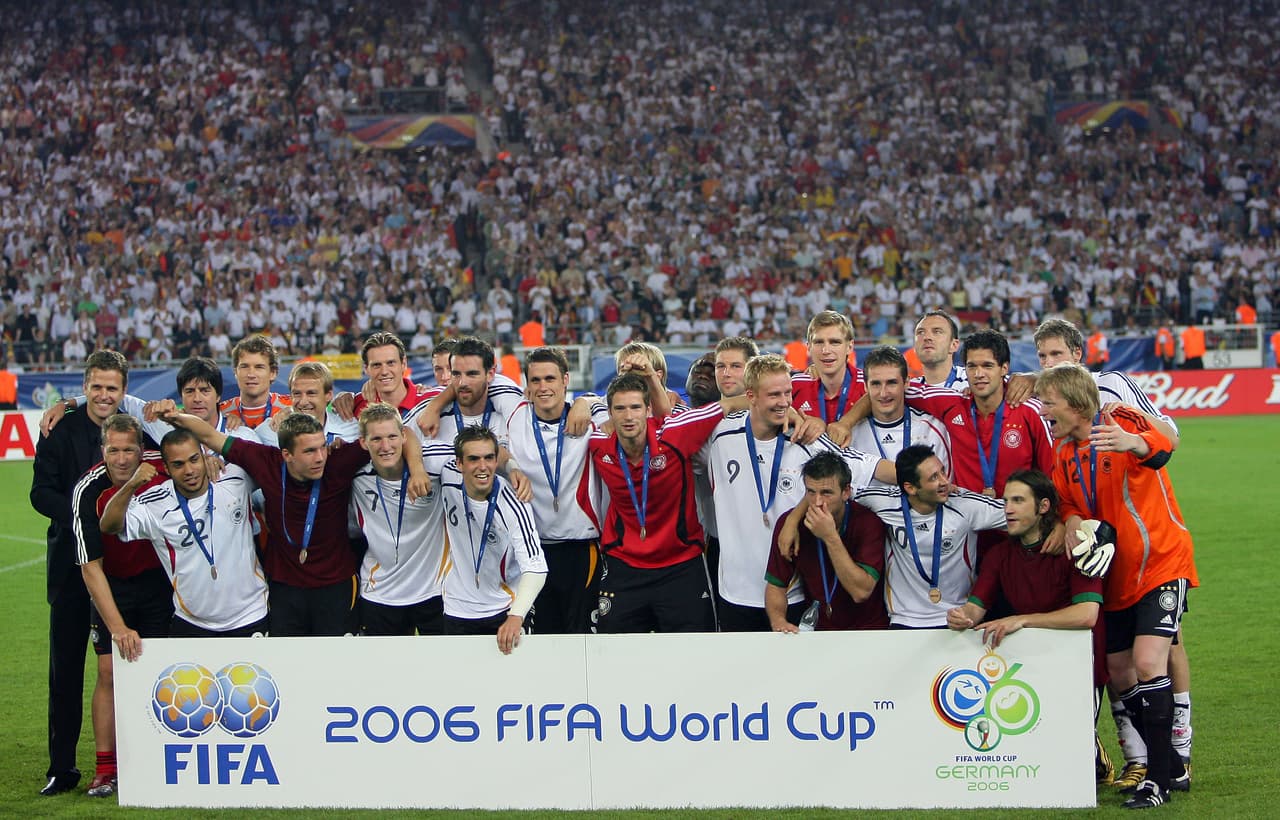 Luego de ser eliminada en la semifinal de su Mundial en casa, la selección de Alemania fue tercera en 2006, superando por 3-1 a Portugal en Stuttgart.