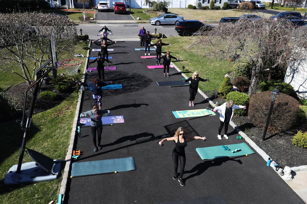 Tras la emergencia del coronavirus, Jamie Benedik organizó clases de fitness a puerta abierta en Long Island. Los asistentes tomaron la sesión conservando una distancia prudente entre ellos.