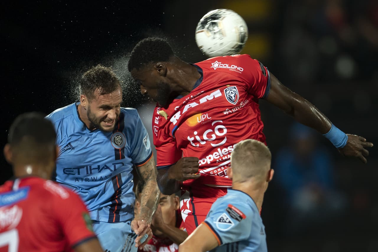 Algo que caracterizó al partido fue la intensidad, pues a pesar del 0-1 para los visitantes, ambos buscaban el arco rival.