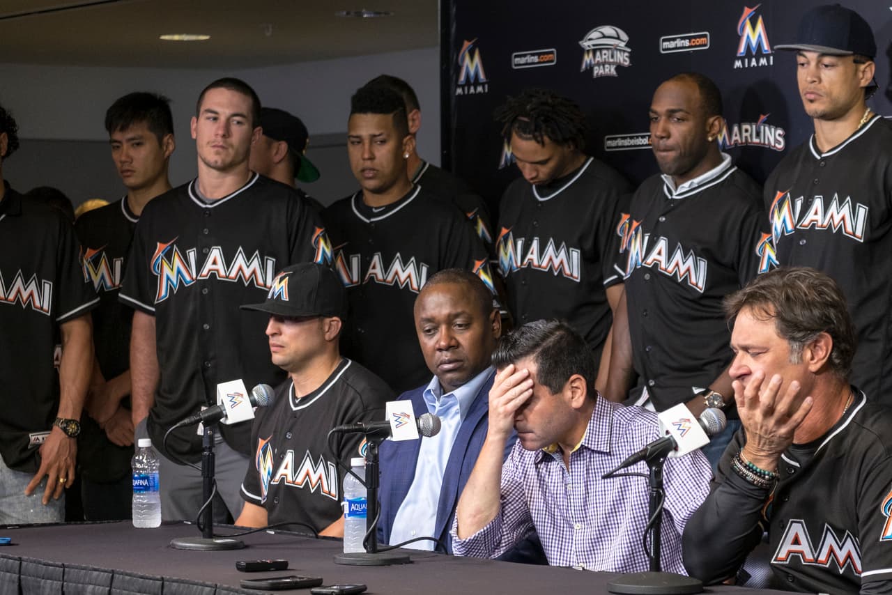 David P. Samson, presidente de los Marlins de Miami, junto a otros miembros del equipo, encabeza la conferencia de prensa en que se anunció la muerte del lanzador cubano.