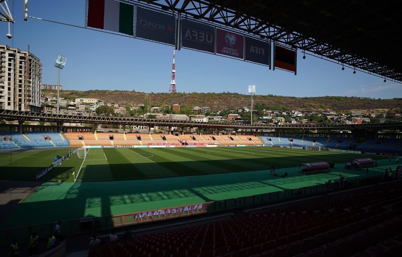 Italia mantiene paso perfecto con cinco triunfos en fila. Armenia cae pero mantiene posibilidad de calificar.