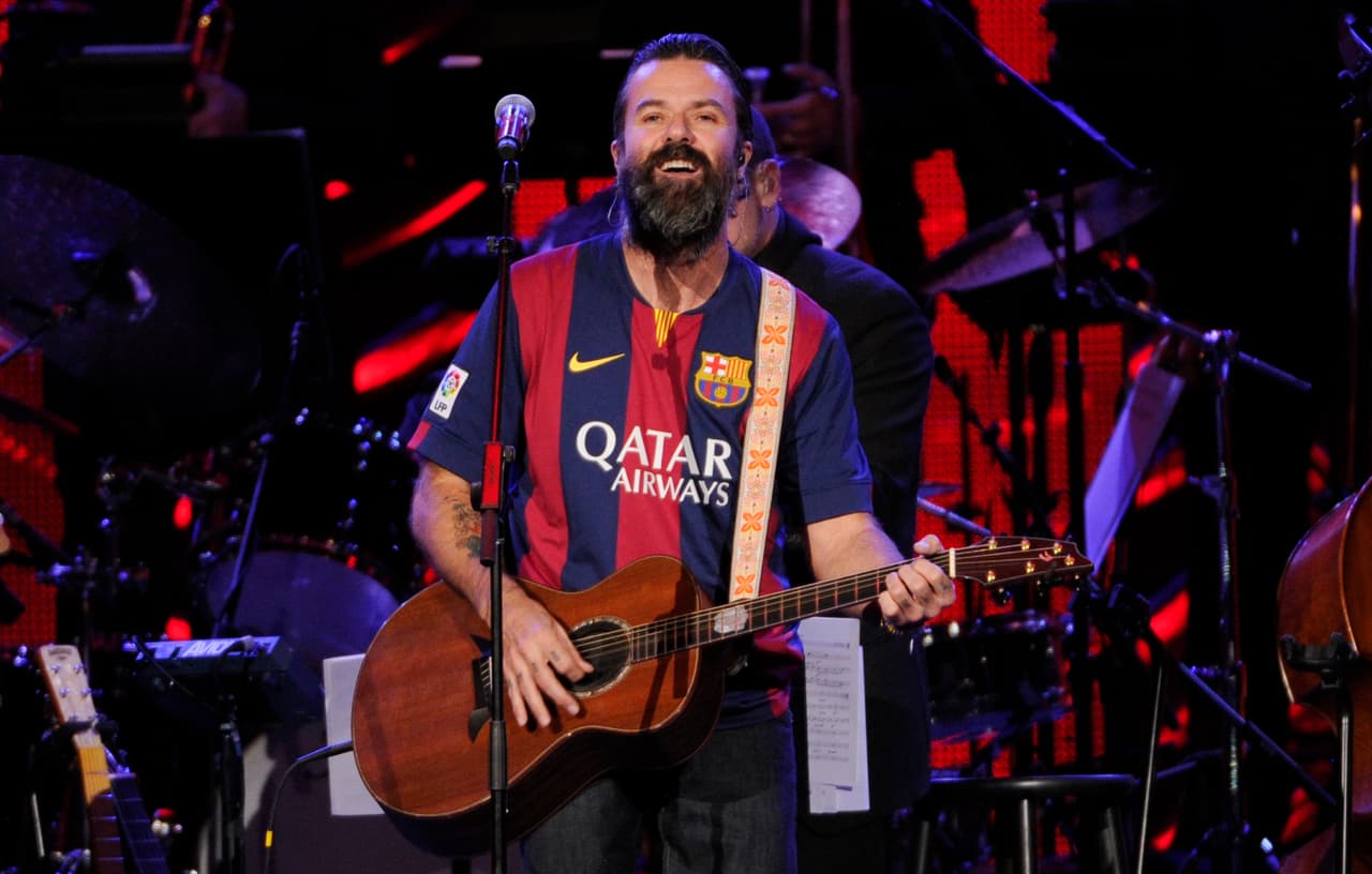El episodio futbolero más emotivo que nos obsequió fue cuando le ‘regaló’ un jersey a Joan Manuel Serrat durante un concierto homenaje.