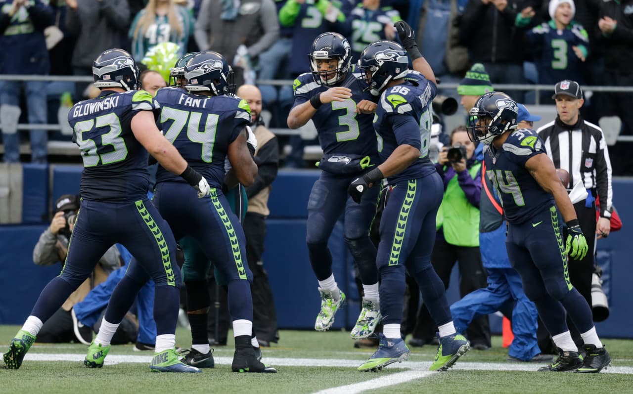 Seattle doblegó a Philadelphia con Russell Wilson lanzando y atrapando pase de touchdown