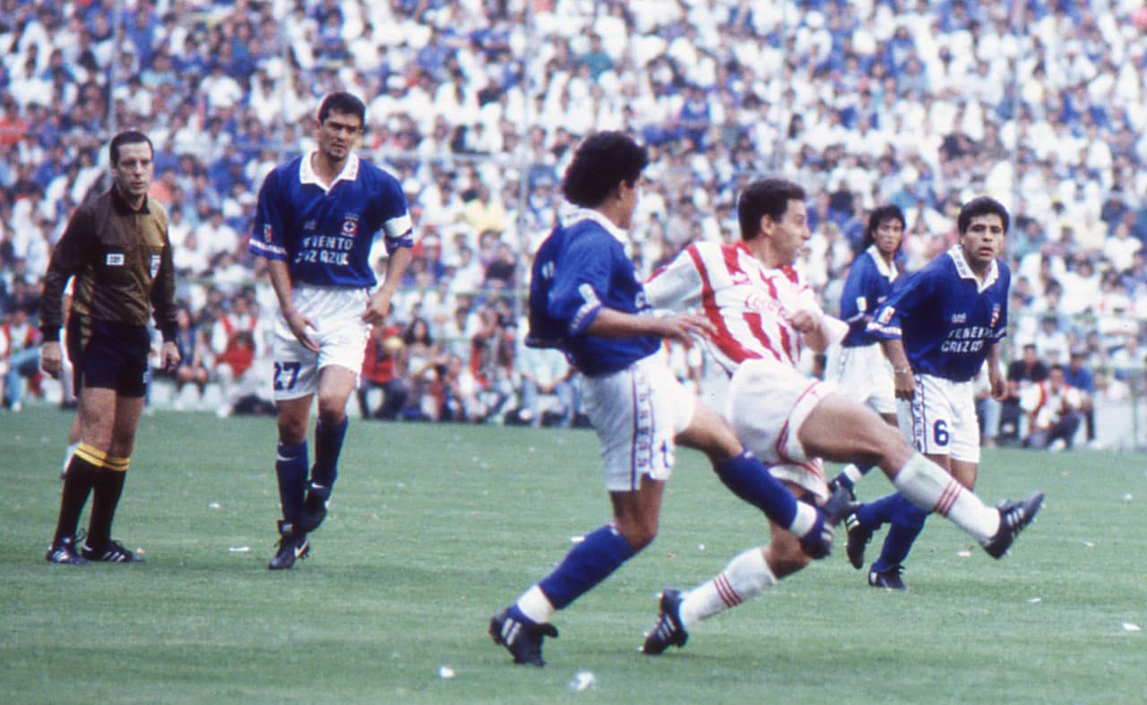 En el juego de ida, Necaxa que fue local en el azteca, empató 1-1 con la Máquina con goles de Ivo Basay y Carlos Hermosillo, y todo tuvo que definirse en la vuelta que también se disputaría en el Coloso de Santa Úrsula.