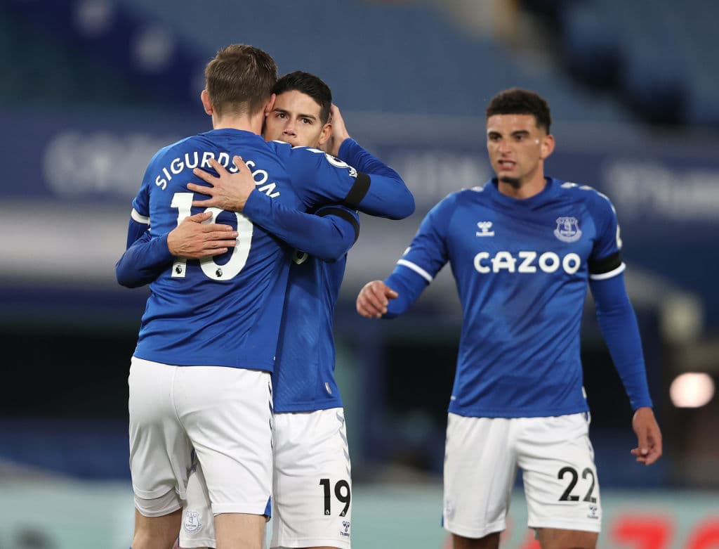 Gylfi Sirgudsson y Harry Kane salen más que encuhafados al terreno de juego y ambos anotan un doblete en el empate 2-2 del Everton y Tottenham de Premier League.