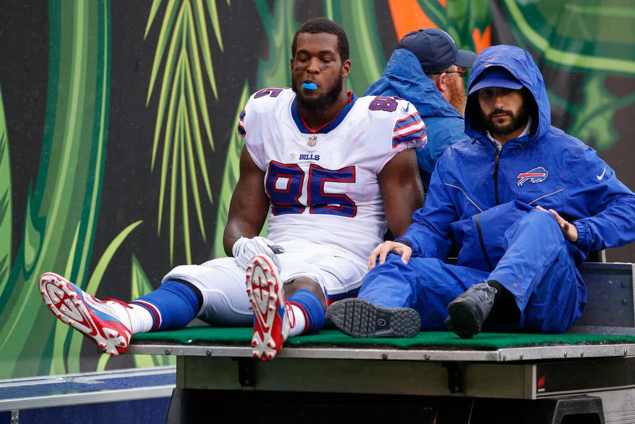 <b>CHARLES CLAY – TE, Buffalo Bills</b>
<br>Malas noticias para Buffalo tras perder al ala cerrada por una lesión en la rodilla. Clay podría ausentarse un mes o más por un menisco desgarrado y un esguince de ligamento. Estaba siendo el mejor hombre en el ataque aéreo de los Bills tras la baja del receptor Jordan Matthews por lesión en el pulgar.