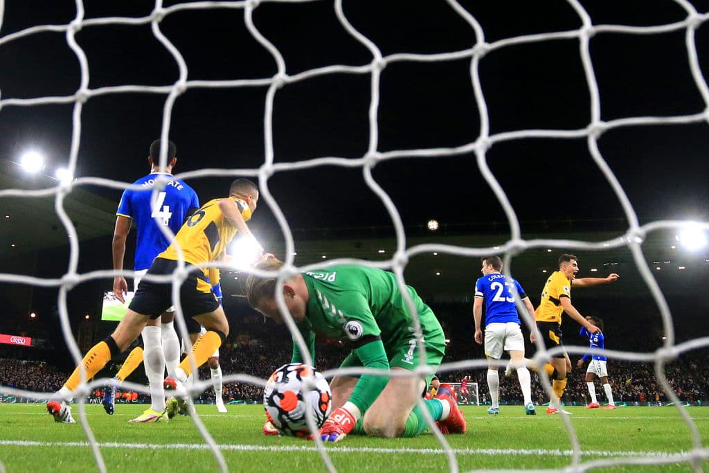 Wolverhampton se impone en el Molineaux ante Everton 2-1, durante la Jornada 10 en la Premier League. Max Kilman anotaba el primero para los locales al 28', pero Alex Iwobi emparejaba el partido a los 66' pero un golazo del mexicano Raúl Jiménez, le dio la victoria a los Wolves sobre los Toffees.