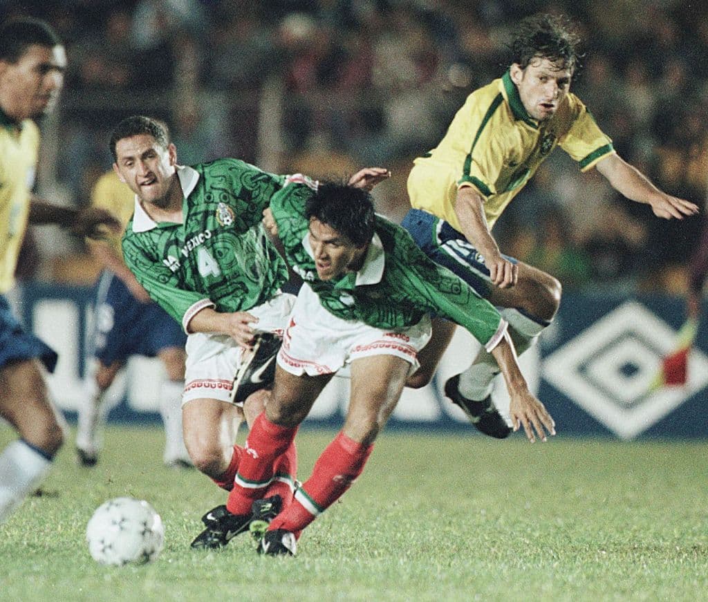 Mientras, los sudamericanos tenían en sus líneas a Faryd Mondragón, Jorge Bermúdez, Wilmer Cabrera y Víctor Aristízabal.
<br>Hernán 'Bolillo' Gómez era el director técnico de ese cuadro.