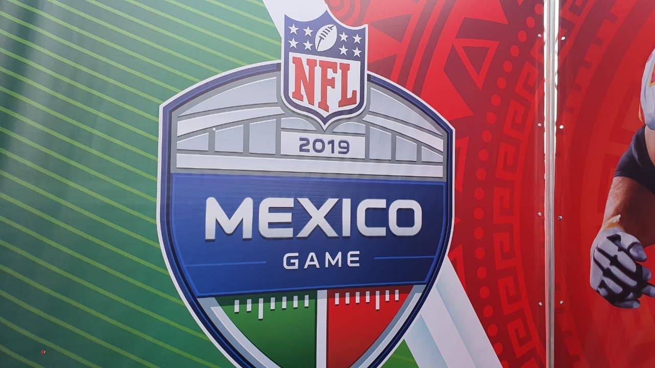 Predominan los colores rojo y azul en las inmediaciones del Estadio Azteca.