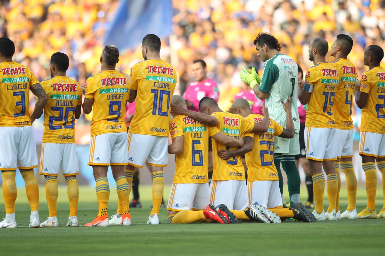 Los jugadores de Tigres en un minuto de silencio en recuerdo de Osvaldo Batocletti, fallecido en la medianoche de este sábado.