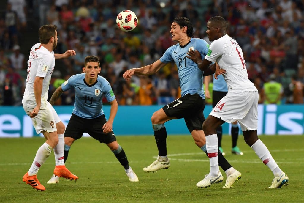 El principio del juego tuvo a los delanteros uruguayos como protagonistas en un duelo cerrado entre dos países invictos hasta este juego.