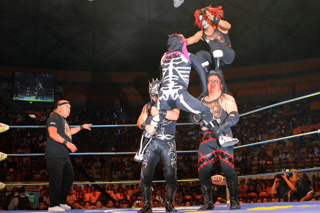 El cuello impactó contra la barda que protege a los espectadores del ring.