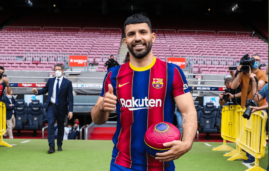 Barcelona presenta al 'Kun' Agüero en el Camp Nou